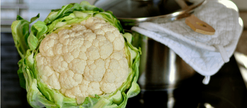 Maak een heerlijke vegetarische bloemkool soep op Nederlandse wijze met pit! 1 koolhydraatarme bloemkool 800x350px