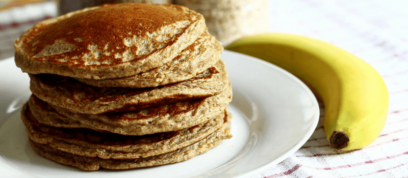 Koolhydraatarm Pannenkoeken Maken? Je zou er trek van krijgen! 1 koolhydraatarme pannenkoeken kaas en banaan 800x350px