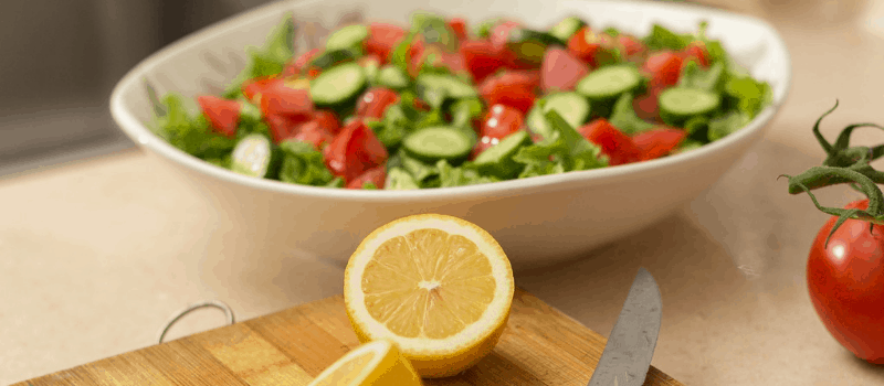Koolhydraatarme groene salade met yoghurtdressing en munt? Helemaal vegetarisch!