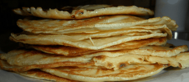 Vegetarische lunch met hartige bloemkool pannenkoekjes