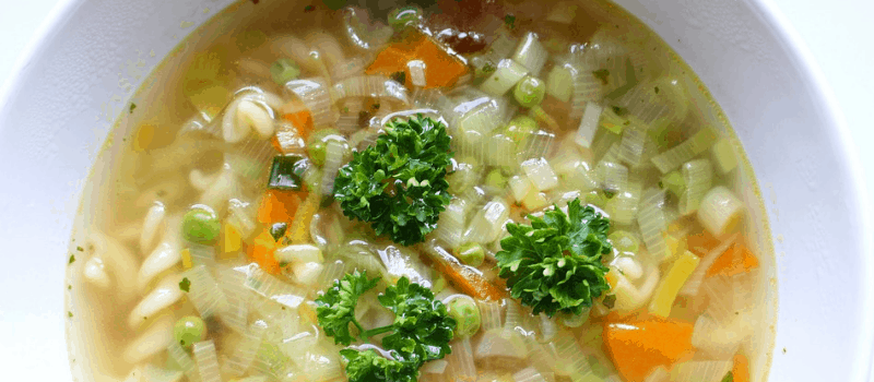 Vegetarische soep met geroosterde broccoli