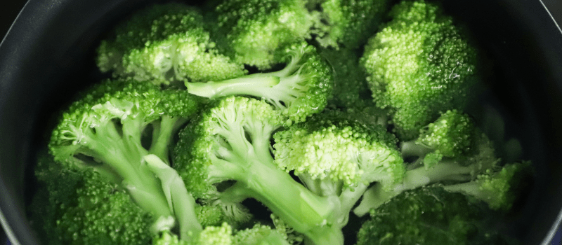 Koolhydraatarme broccolisoep met pijnboompitten