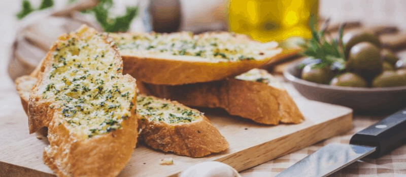 Knoflookbroodje maken? Super eenvoudig en lekker als pittige snack!