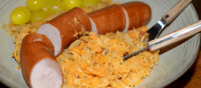 Zuurkool met zoete aardappel en rookworst? Kruidig en een beetje zoet!