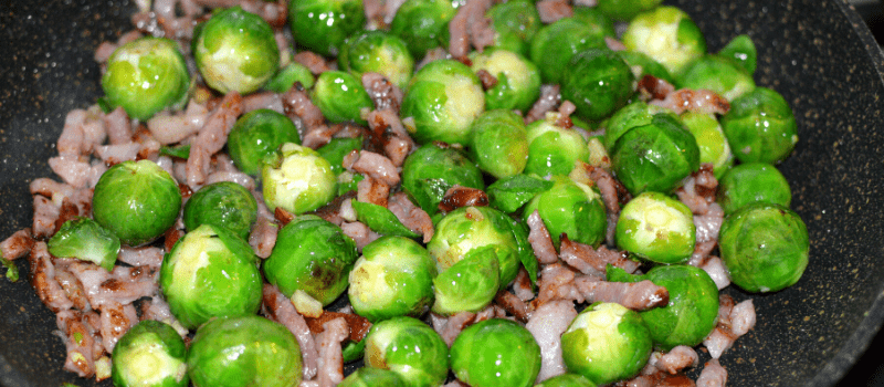 Spruitjes bakken met spekjes? Gewoon snel en lekker roerbakken!