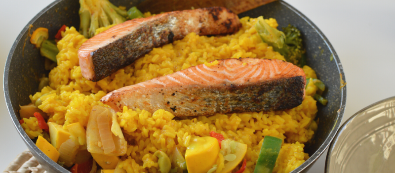 Rijst met zalm en courgette? Eenvoudig en lijkt op Spaanse Paella!