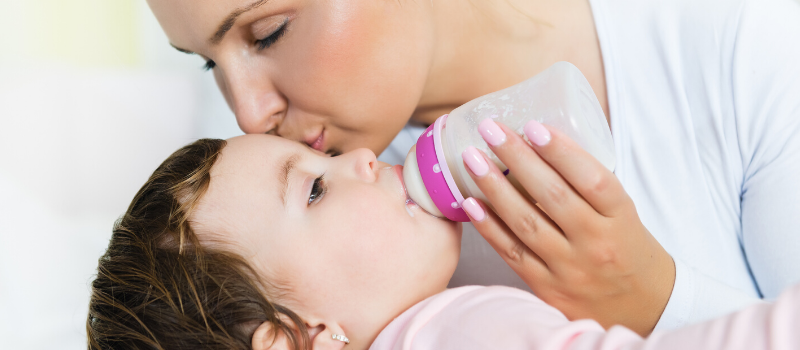 Wat is het verschil tussen borstvoeding en flesvoeding
