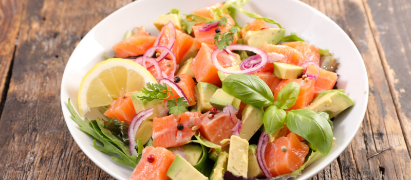 Avocadosalade met zalm? Heerlijk fris, mega gezonde superfood!