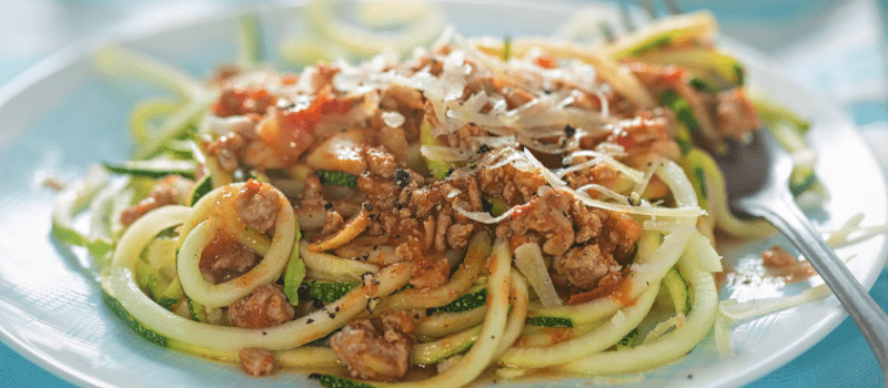 Courgette spaghetti koolhydraatarm! Heerlijke pasta met tomatensaus!