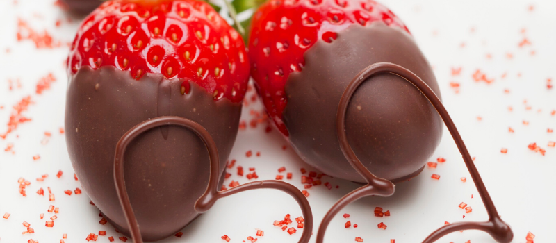 Rood fruit met chocolade? Zelf gesmolten chocolade aardbeien maken!