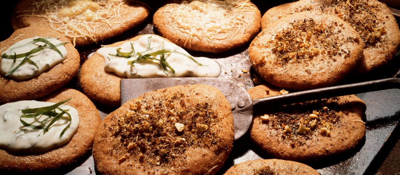 Koolhydraatarm knoflookbroodje? Deze krokante bite mag niet ontbreken! 1 Koolhydraatarm knoflookbroodje maken
