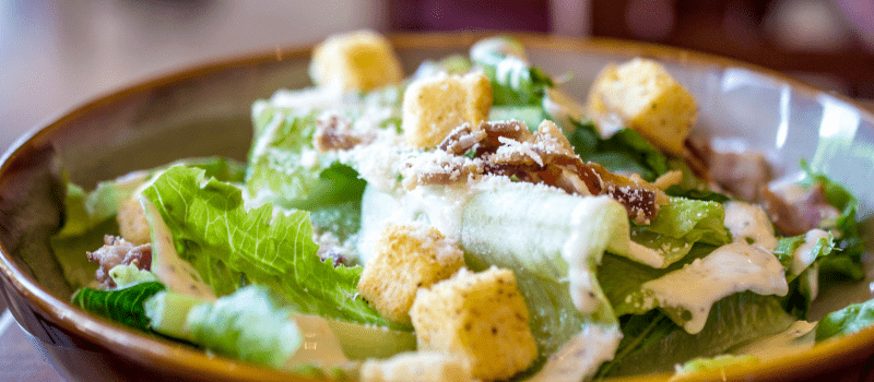 Caesar Salade met ei en avocado? De lekkerste lunch die je kunt maken!