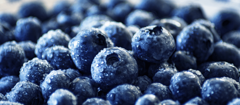 Frambozen en blauwe bessen toetje maken