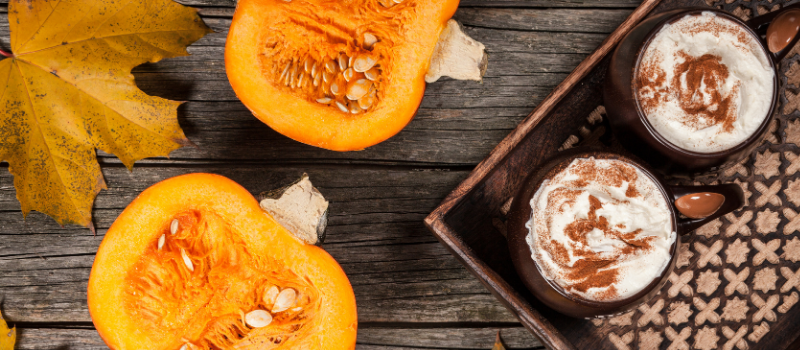 Halloween Kur­ku­ma lat­te? Hartverwarmend voor de donkere avonden!