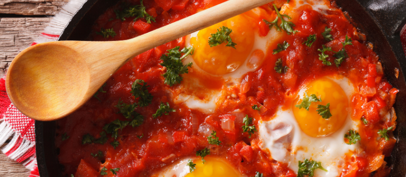 Shakshuka met kip? Heerlijk eenvoudig eenpansgerecht!