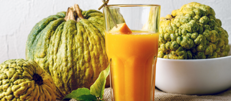 Tropische Halloween smoothie maken