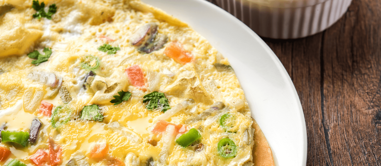 Groente Omelet? Deze is super simpel met gerookte krokante kip!