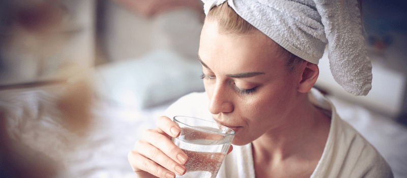 9 tips voor een gezond ontbijt: praktische en eenvoudige tips! 5 Drink bij je ontbijt water - dit is belangrijk voor je hydratatie en spijsvertering