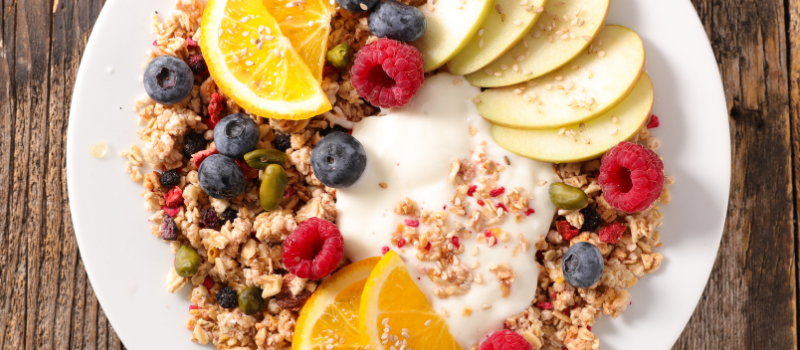 9 tips voor een gezond ontbijt: praktische en eenvoudige tips! 3 Eet waar mogelijk eiwitrijk, zoals eieren en Griekse yoghurt