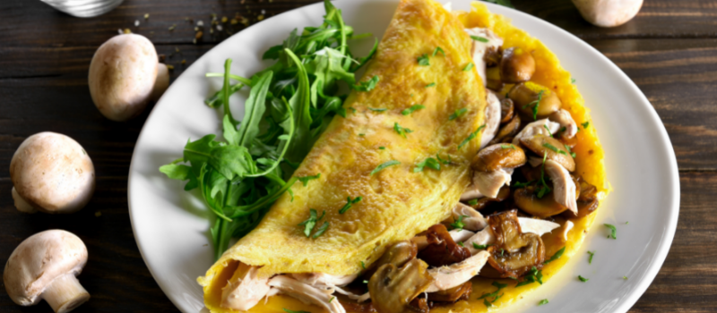 Omelet met champignons: Vullende Omelet met verse peterselie en spek!