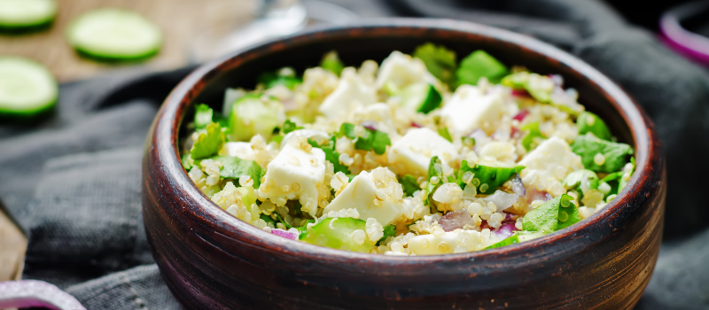 Quinoa salade feta: frisse smaak, zachte feta blokjes en paprikareepjes