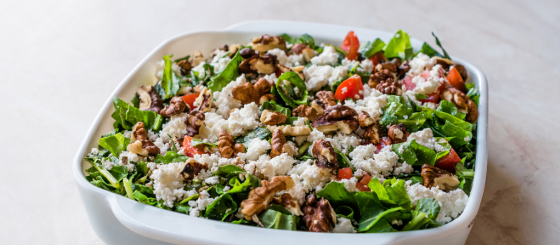 Salade met huttenkase? Eenvoudige lunch met walnoten en spinazie!