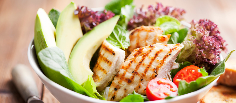 Salade met kip: Geniet van gerookte kip met frisse salade in no-time klaar!