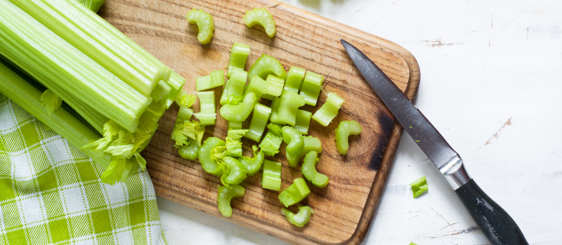 Bleekselderij recept: eenvoudige wokschotel met bleekselderij met kip 1 Bleekselderij recept maken