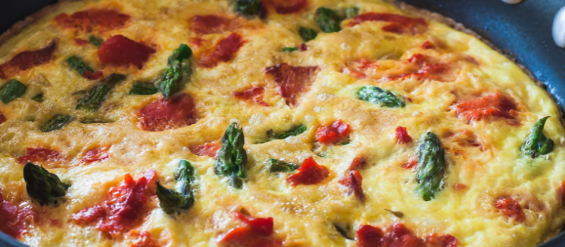 Frittata zalm: het feit dat het een overheerlijk gerecht is voor kliekjes