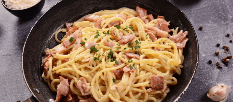 Pasta carbonara: smeuïge koolhydraatarme pasta worden we blij!