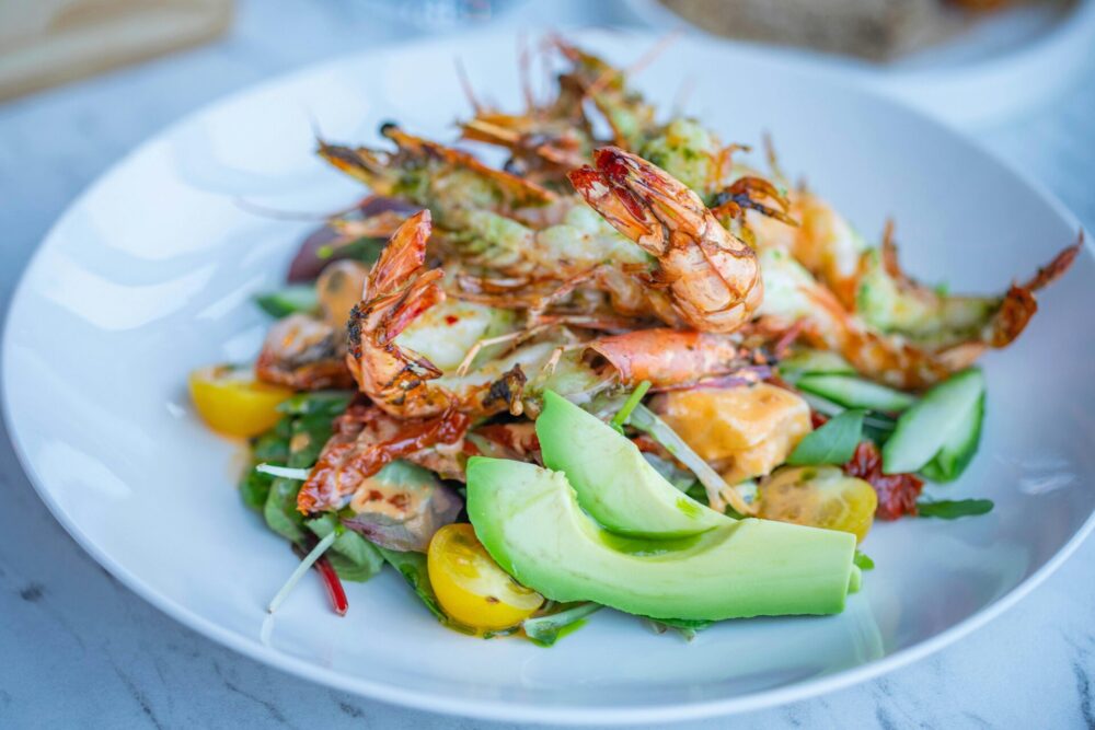 Koolhydraatarme salade: avocade en gegrilde garnalen