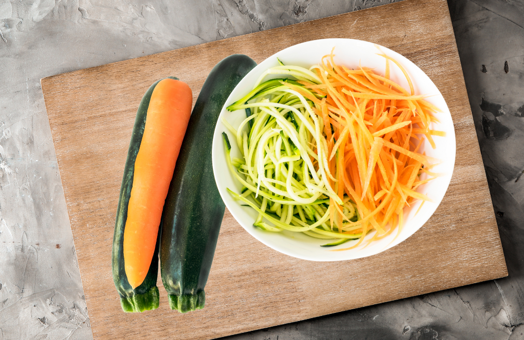Koolhydraatarm wokken: ‘zoodles’ van wortel en courgette met kip en pesto!